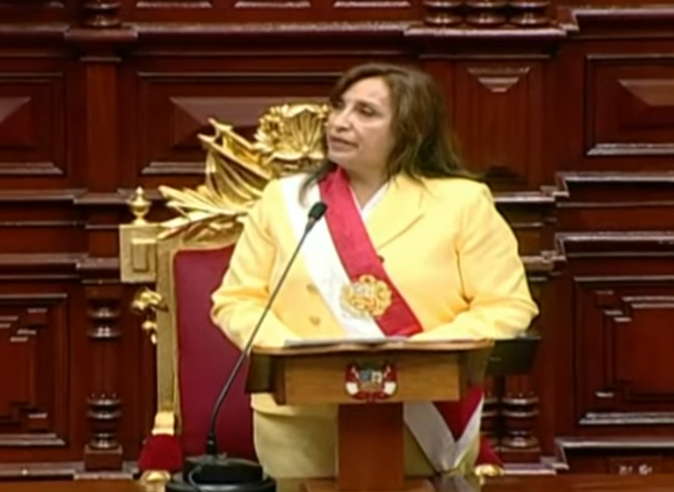 Moments after being sworn in as president of Peru, @DinaErcilia calls for unity and political dialogue